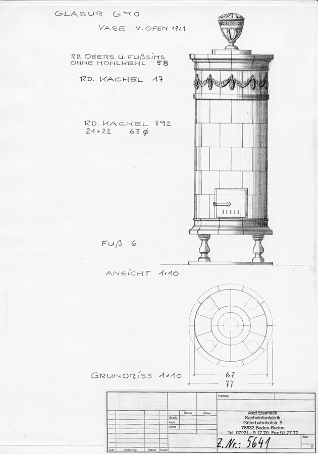 runder Stilkachelofen mit Girlande und Vase